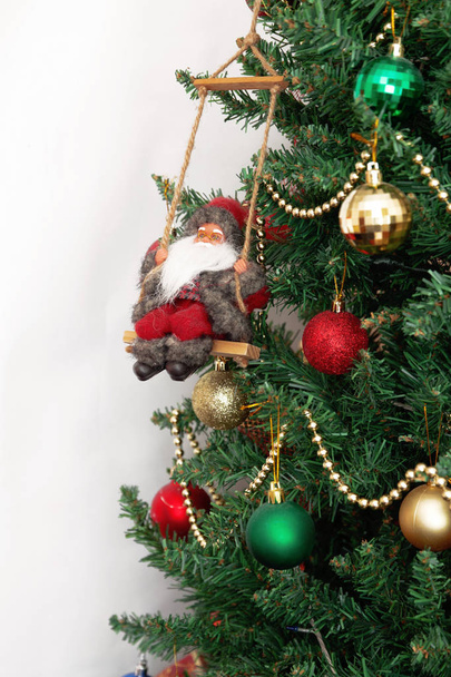 おもちゃや白い背景に分離されたサンタ クロースとクリスマス ツリー - 写真・画像