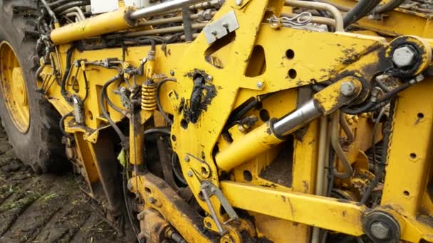 Yksityiskohta traktorin yhdistää harvesteri sadon sokerijuurikkaiden
 - Materiaali, video