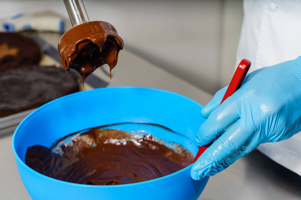 Het mengen van de chocolade glazuur. Koken gebak - Foto, afbeelding