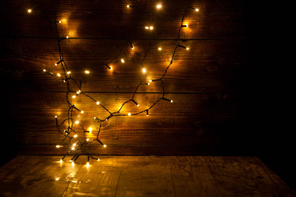 різдвяні вогні на дерев'яному фоні
 - Фото, зображення