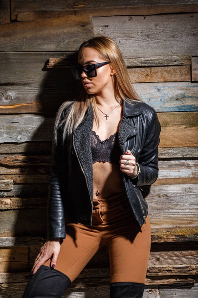 stylish girl in bra, jacket and sunglasses - Foto, afbeelding