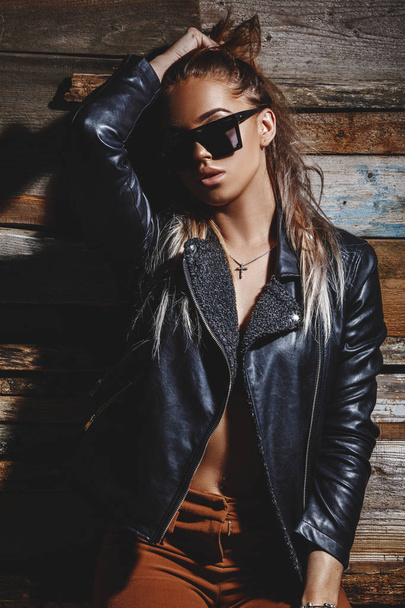 stylish girl in  jacket and sunglasses - Zdjęcie, obraz