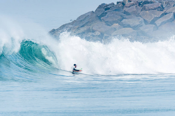 Bodyboarder surft auf der Meereswelle - Foto, Bild