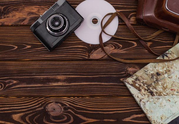fotocamera su uno sfondo di legno - Foto, immagini