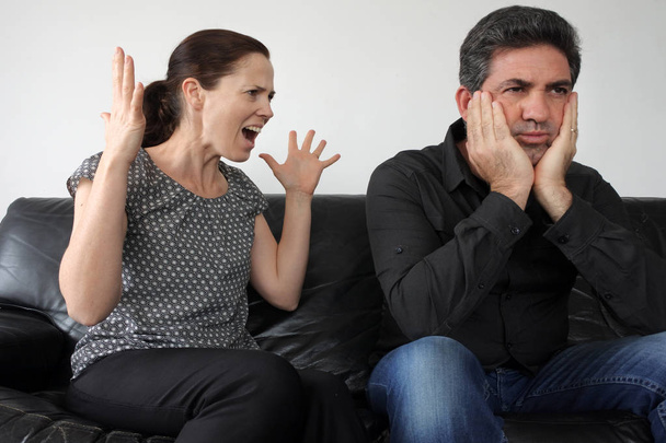 Otravování žena si stěžuje na svého manžela - Fotografie, Obrázek