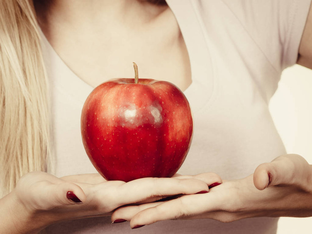 Woman hand holding delicious red apple - Foto, Bild