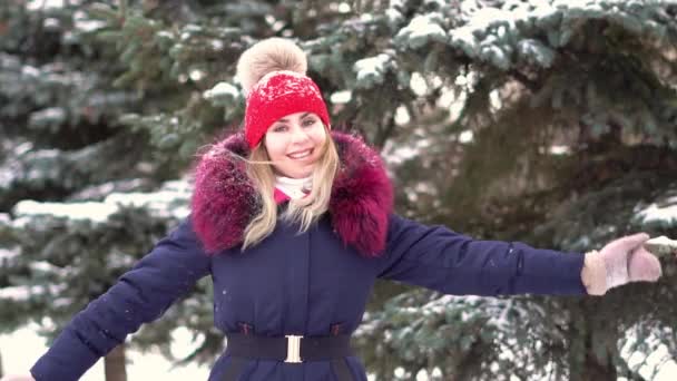 μια γυναίκα απολαμβάνει το χιόνι - Πλάνα, βίντεο