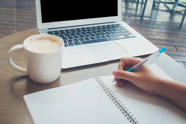 Винтажное тоновое изображение для рабочего времени с книгой, ноутбуком и кофе
 - Фото, изображение