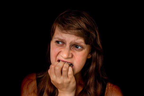 La mujer con claustrofobia está sola en el lugar oscuro
 - Foto, Imagen