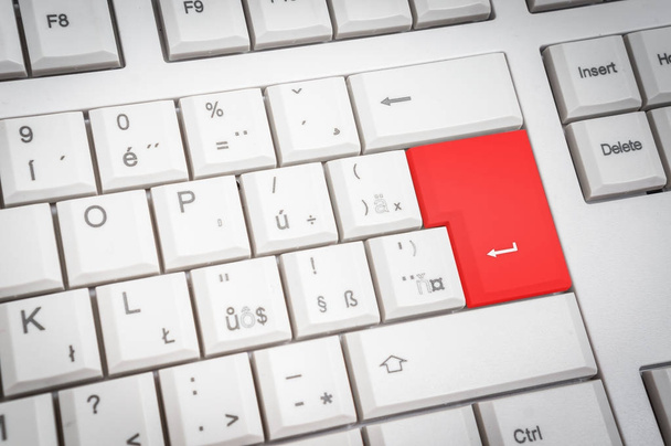 Vista superior del teclado blanco con botón Enter rojo
 - Foto, imagen