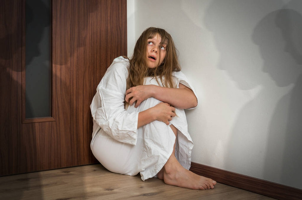 Женщина с шизофренией в комнате с людскими тенями
 - Фото, изображение
