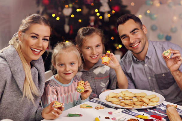 Joyeuse famille préparant des biscuits de Noël
 - Photo, image