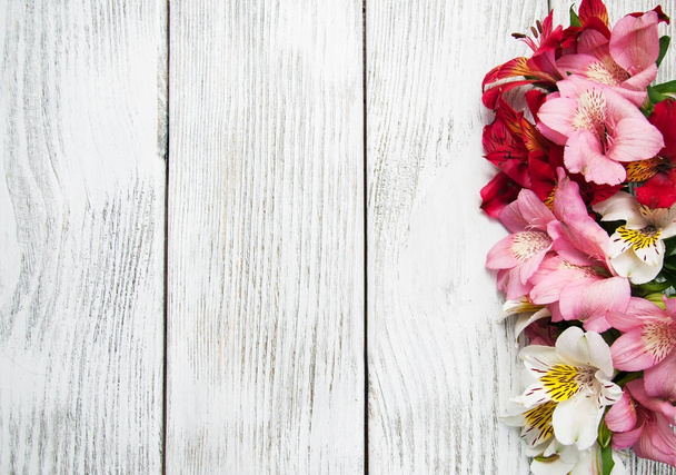 Alstroemeria Blumen auf einem Tisch - Foto, Bild
