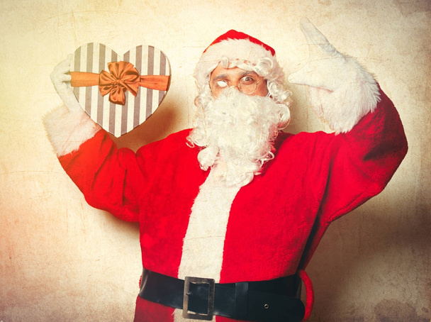 Santa Claus sosteniendo caja de regalo - Foto, Imagen