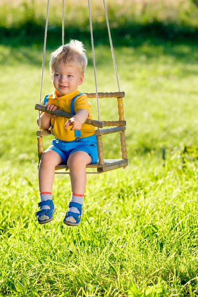 Дитячий хлопчик на гойдалках
 - Фото, зображення