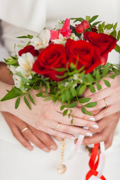 Wedding bouquet of roses in brides hands closeup - Фото, зображення