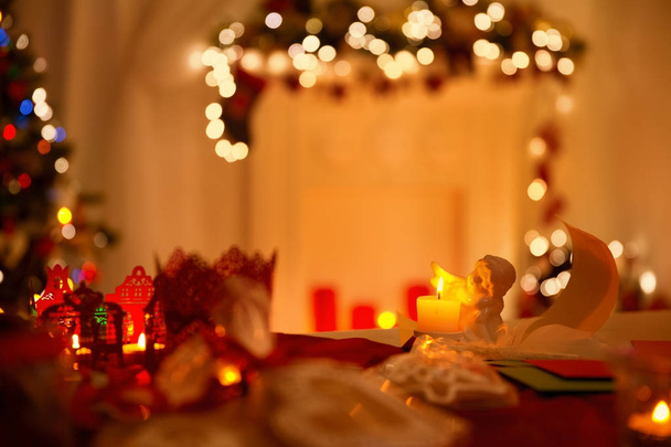 天使の装飾、羽、紙の手紙は、デフォーカス クリスマス ライト - 写真・画像