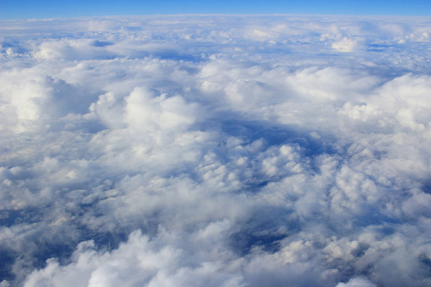 ver nuvens coloridas de um avião ao amanhecer
 - Foto, Imagem