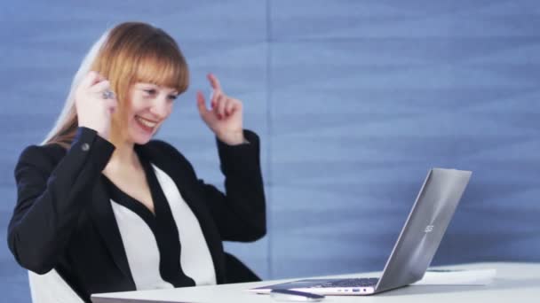 コンピューターを使用している間幸せな若い女性 - 映像、動画