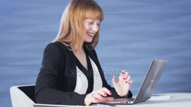 Hezká mladá žena šťastná při používání počítače - Záběry, video