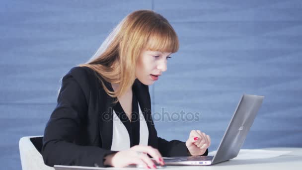 Csinos, fiatal nő boldog rövid idő használ egy számítógép - Felvétel, videó