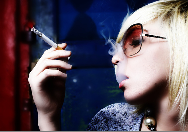 το όμορφο κορίτσι που καπνίζει ένα τσιγάρο - Φωτογραφία, εικόνα