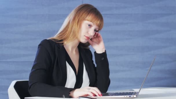 Hezká mladá žena zívá během práce - Záběry, video