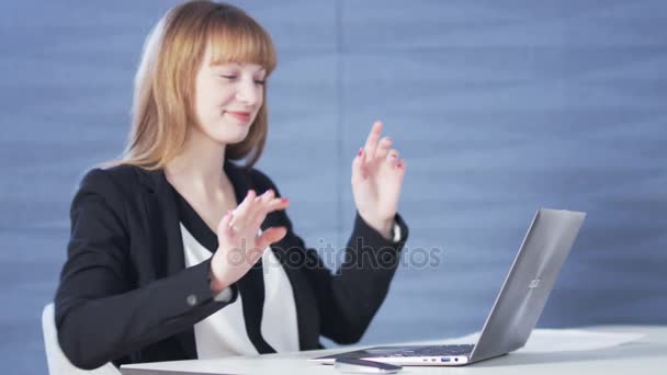 Csinos, fiatal nő izgatott, rövid idő használ egy számítógép - Felvétel, videó