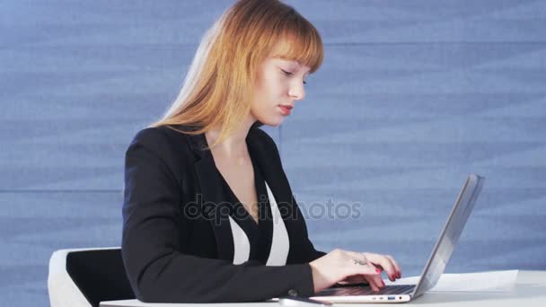 Genç ve güzel kadın bir bilgisayarla çalışma üzerinde duruldu - Video, Çekim