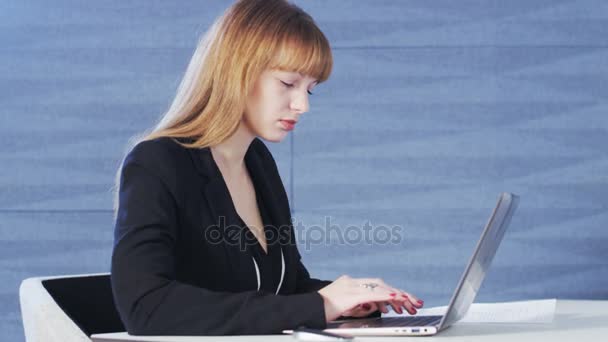 Mooie jonge vrouw gericht op werken met een Computer - Video