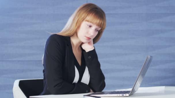 Mujer bastante joven bosteza durante el trabajo
 - Imágenes, Vídeo