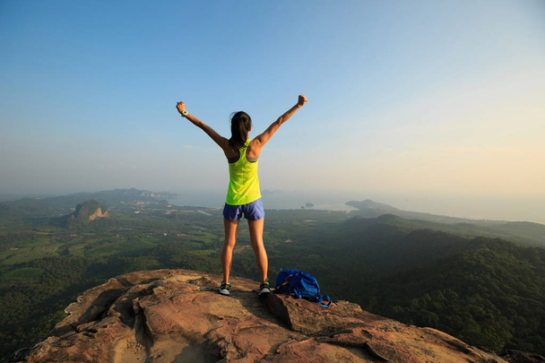 young woman on edge of mountain - Foto, Bild