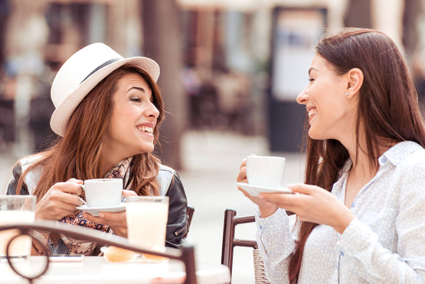  mujeres jóvenes con tazas de café
 - Foto, Imagen