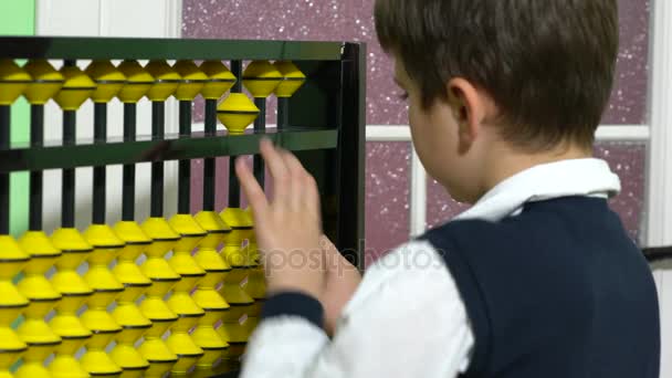 Leerling verkleed als leraar abacus houden in een klaslokaal - Video