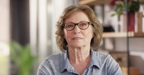Attractive senior Woman smiling into Camera - Séquence, vidéo