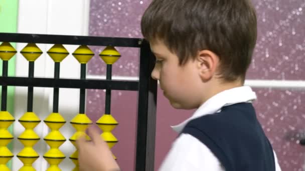 Leerling verkleed als leraar abacus houden in een klaslokaal - Video