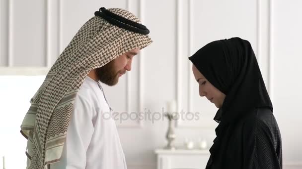 Arabské muslimské rodiny s dárkovou krabičku. Středního východu rodina. - Záběry, video