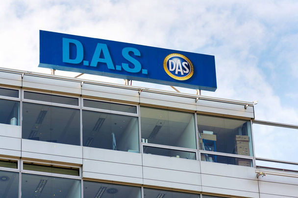 D.A.S. marca de seguro de gastos legales por el grupo Ergo de Alemania Munich re compañías de seguros logo en la construcción de la sede checa
 - Foto, Imagen