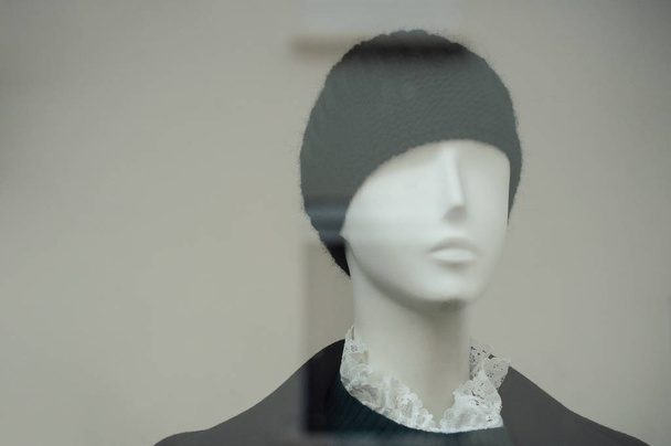 wool hat on mannequin in fashion store  - Foto, afbeelding