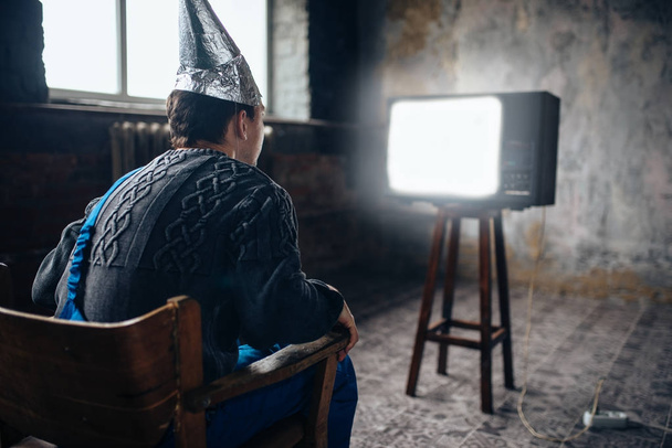 muž v helmě fólie sledování televize - Fotografie, Obrázek