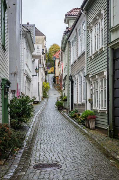 Smalle geplaveide straten tussen traditionele kleurrijke huizen gestenigd - Foto, afbeelding