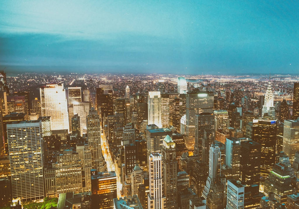 Luftaufnahme von Midtown Wolkenkratzern bei Nacht, New York City - Foto, Bild