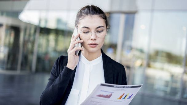 Mujer de negocios hablando por teléfono móvil - Foto, Imagen