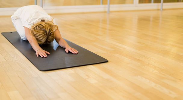Postura de yoga infantil
 - Foto, imagen