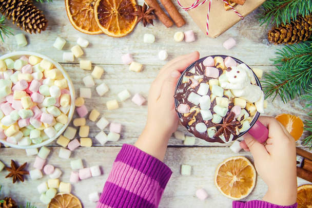 Warme chocolademelk en marshmallow op Kerstmis achtergrond. Selectieve aandacht.  - Foto, afbeelding