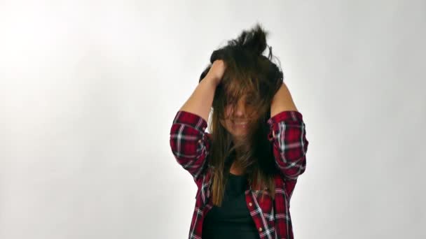 eine verzweifelte junge Frau schreit, sie wird von Emotionen beherrscht - Filmmaterial, Video