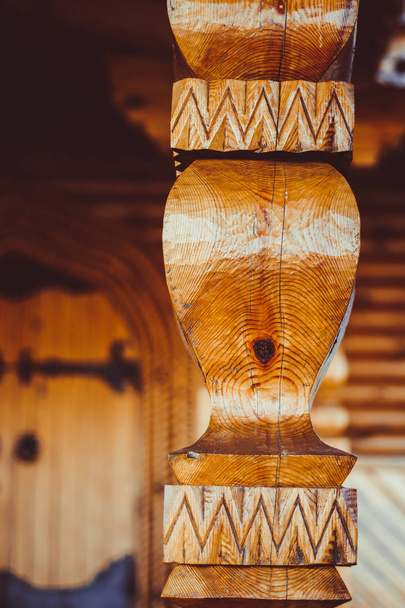 coluna esculpida de madeira
 - Foto, Imagem