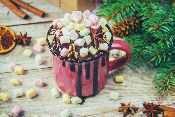 Chocolate quente e marshmallow no fundo de Natal. Foco seletivo
.  - Foto, Imagem