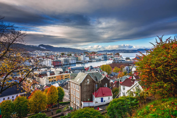 Uitzicht op de prachtige baai van de Bergen in de herfst - Foto, afbeelding