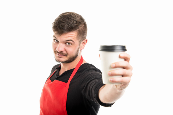 Supermercado empregador entregando café takeaway e sorrindo
 - Foto, Imagem